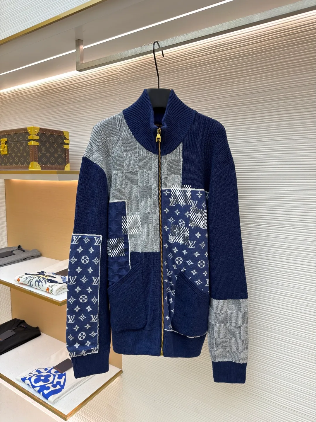 LOUIS VUITTON spliced zipper high-neck long-sleeved sweater ●Original version: purchased and developed by 22733 ●Item number: 1682536-C60 ●Fabric: 100% cotton ●Technology: knitted ●Color: navy ●Version: fitted version ●Weight: about 1245 grams ●Size: S-M-L-XL ●Description: This LOUIS The VUITTON spliced knitted cardigan is woven from high-quality wool blended yarns. The body is created using a combination of jacquard and plain knitting techniques. The checkerboard and presbyopic patterns have a three-dimensional texture. The fabric is delicate, soft, waxy and elastic. It has both warmth retention and breathability, and is not prone to pilling or snagging. The body adopts a deconstructed splicing design. Knitted fabrics with different textures are stitched by hand. The splicing lines are straight and fine, strong and layered. The neckline is a stand-up collar design, with customized metal zippers that are smooth and durable. The pockets on both sides are made with patch pockets. The ribbed edges on the cuffs and hem are moderately elastic. The overall cut is a loose silhouette. The customized accessories and three labels are complete. The details and craftsmanship show the brand's ingenuity. It is suitable for various wear scenarios such as daily leisure and light business. The overall wiring is straight and delicate, the fabric is comfortable and soft, and the color is consistent without color difference. It can be matched with the same style to create a fashionable look and control various occasions. Customized accessories, complete with three standards, same style for men and women!